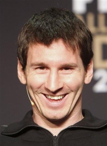 Messi cười rất tươi. Messi cười rất tươi.