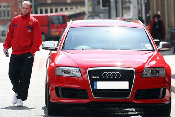 Wayne Rooney rất mê chơi xe. Có lúc anh xuất hiện trên phố với một chiếc Audi. Wayne Rooney rất mê chơi xe. Có lúc anh xuất hiện trên phố với một chiếc Audi.