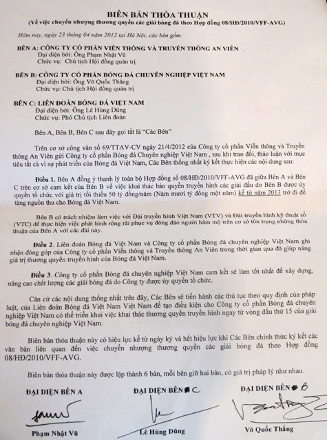 Biên bản thỏa thuận có chữ ký của đại diện VPF, VFF, AVG. Ảnh: Mạnh Hóa