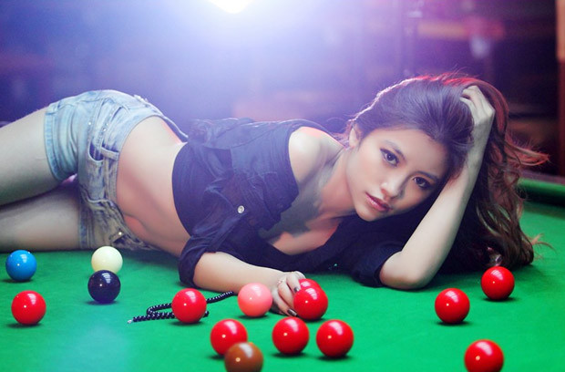 Ngắm người đẹp nóng bỏng bên bàn bi-a ảnh 2