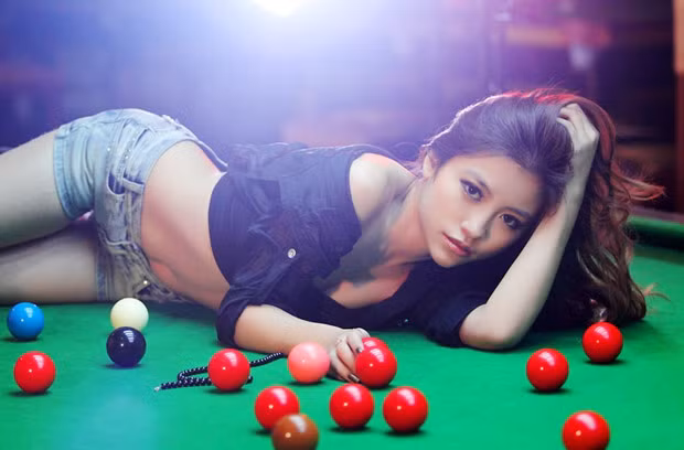 Ngắm người đẹp nóng bỏng bên bàn bi-a ảnh 2