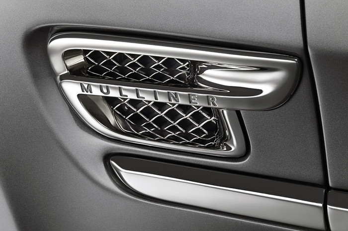 Điểm nhấn ở hai bên thân xe đó là biểu tượng Mulliner được đặt ngay sau hốc bánh trước. Ngoài ra, Bentley còn cung cấp tới 100 tùy chọn về màu sơn ngoại thất và 22 tùy chọn màu sắc cho chất liệu da bên trong.