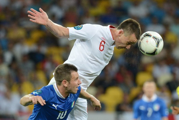 John Terry kèm khá chắc các cầu thủ tấn công của Italia như Antonio Cassano. John Terry kèm khá chắc các cầu thủ tấn công của Italia như Antonio Cassano.