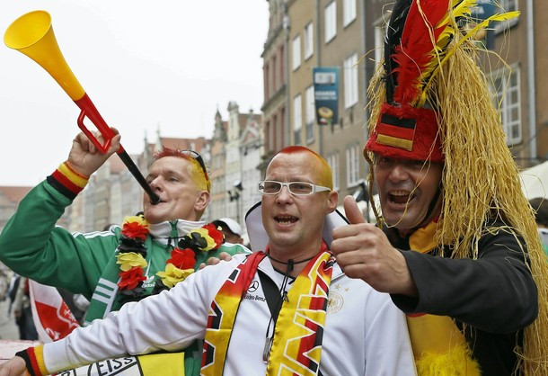 Sắc màu CĐV Đức, Hy Lạp.