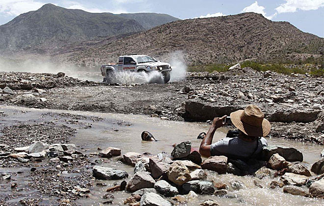Một phóng viên đang cố gắng ghi lại những bức ảnh đẹp về đường đua Dakar Rally. Một phóng viên đang cố gắng ghi lại những bức ảnh đẹp về đường đua Dakar Rally.