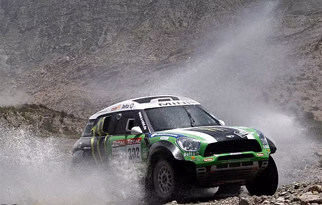 Những hình ảnh kỳ vĩ trên đường đua Dakar Rally.