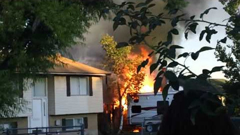 Lửa khói bốc ngùn ngụt từ vườn của khu nhà. Lửa khói bốc ngùn ngụt từ vườn của khu nhà.