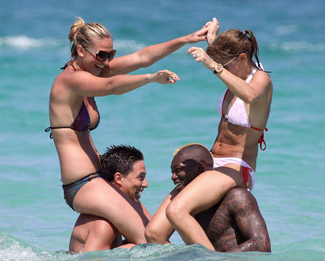 Bên ngoài đời thường, họ cũng là bạn của nhau.