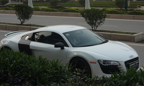 Audi R8 biển tứ quý chinh phục đường phố Hà Nội ảnh 3 Chiều dài cơ sở 2.650 mm trên R8 chỉ đủ làm chỗ ngồi cho 2 người và khoảng không nhỏ chở đồ phía sau