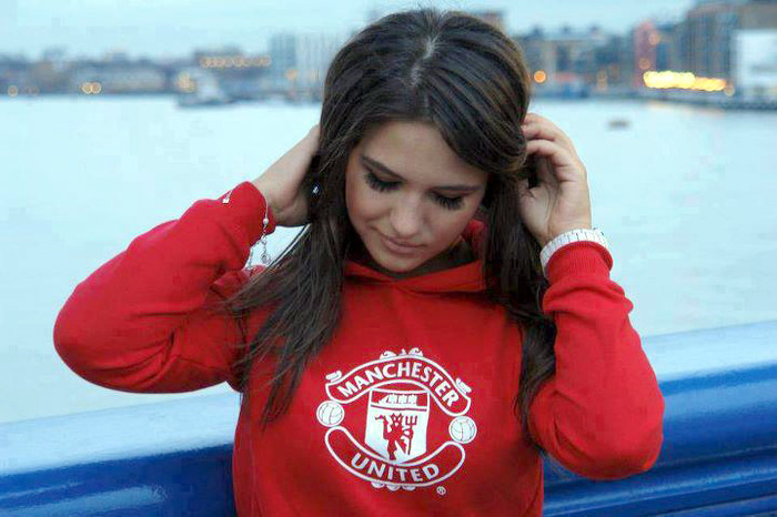 Một cổ động viên xinh đẹp của “Quỷ đỏ”. Một cổ động viên xinh đẹp của “Quỷ đỏ”.