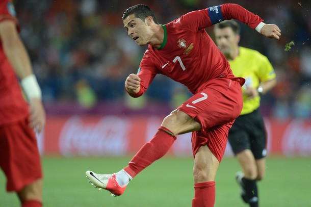 Thực tế thì đây là trận đấu mà Ronaldo đã chạy rất nhanh, nhanh nhất trong 22 cầu thủ và liên tục uy hiếp đối thủ bằng những cú sút sấm sét. Thực tế thì đây là trận đấu mà Ronaldo đã chạy rất nhanh, nhanh nhất trong 22 cầu thủ và liên tục uy hiếp đối thủ bằng những cú sút sấm sét.