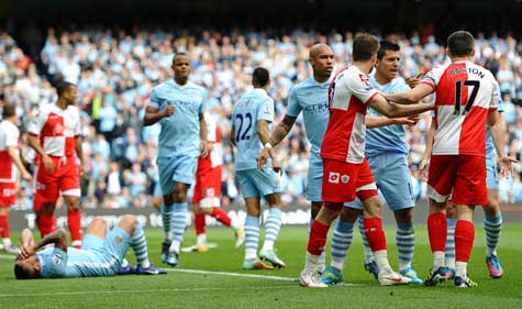 Barton bị đuổi sau khi đánh cùi chỏ vào mặt Tevez Barton bị đuổi sau khi đánh cùi chỏ vào mặt Tevez