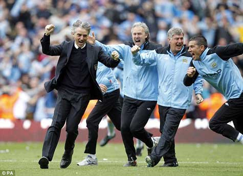 Roberto Mancini cùng các thành viên BHL nhào ra sân để ăn mừng chiến thắng Roberto Mancini cùng các thành viên BHL nhào ra sân để ăn mừng chiến thắng