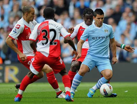 Aguero (áo xanh) bị các cầu thủ QPR bao vây Aguero (áo xanh) bị các cầu thủ QPR bao vây