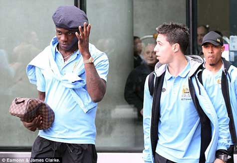 Balotelli, Nasri cùng các đồng đội rời khách sạn trước giờ thi đấu. Các CĐV thành Manchester sắp phải ngả mũ đón chào nhà vua mới của bóng đá Anh Balotelli, Nasri cùng các đồng đội rời khách sạn trước giờ thi đấu. Các CĐV thành Manchester sắp phải ngả mũ đón chào nhà vua mới của bóng đá Anh