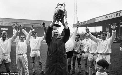 Joe Mercer cùng các cầu thủ Man City nâng cao chức vô địch vào năm 1968, năm cuối cùng mà họ vô địch quốc gia trước khi Premier League xuất hiện năm 1992 Joe Mercer cùng các cầu thủ Man City nâng cao chức vô địch vào năm 1968, năm cuối cùng mà họ vô địch quốc gia trước khi Premier League xuất hiện năm 1992