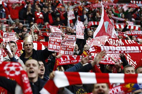 Fan Liverpool hừng hực khí thế bất chấp giao thông hỗn loạn ngăn cản nhiều người tới Wembley Fan Liverpool hừng hực khí thế bất chấp giao thông hỗn loạn ngăn cản nhiều người tới Wembley