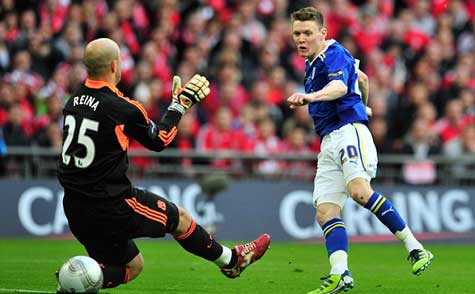 Joe Mason xâu kim Pepe Reina để đưa Cardiff dẫn trước tại Wembley Joe Mason xâu kim Pepe Reina để đưa Cardiff dẫn trước tại Wembley