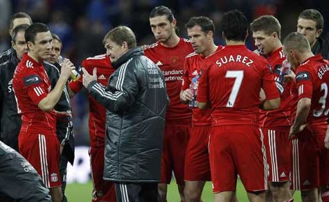 Kenny Dalglish dặn dò các học trò trước hiệp phụ Kenny Dalglish dặn dò các học trò trước hiệp phụ