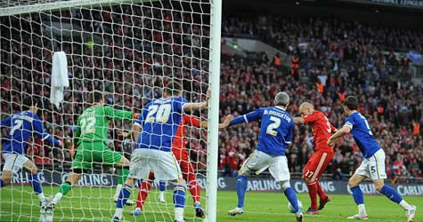 Martin Skrtel gỡ hòa nhân lúc hỗn độn Martin Skrtel gỡ hòa nhân lúc hỗn độn