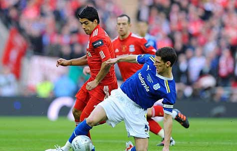 Luis Suarez phải đụng độ với những hậu vệ "khó nhằn" bên phía Cardiff Luis Suarez phải đụng độ với những hậu vệ "khó nhằn" bên phía Cardiff
