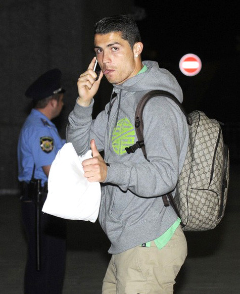 Ronaldo nói chuyện điện thoại ở sân bay Donetsk, Ukraina.