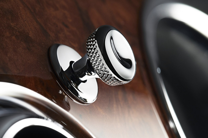 Bên trong nội thất xe, sự sang trọng được thể hiện ở những chi tiết như ghế da khâu họa tiết hình quả trám, bảng điều khiển trung tâm ốp gỗ và một số chi tiết được mạ crôm sáng bóng.