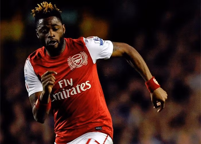 Chào tạm biệt đồng đội, Alex Song lên đường đến Barca ảnh 1