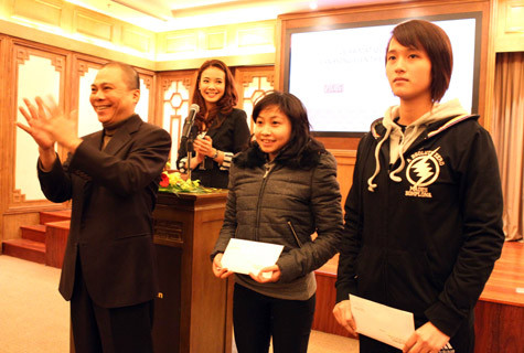 Ông Phạm Nhật Vũ trao suất hỗ trợ cho các VĐV gặp chấn thương. Ảnh: Quang Minh