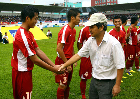 Bầu Đức quyết định tăng cường quân số cho giải Laos League. (Ảnh: Quang Minh)