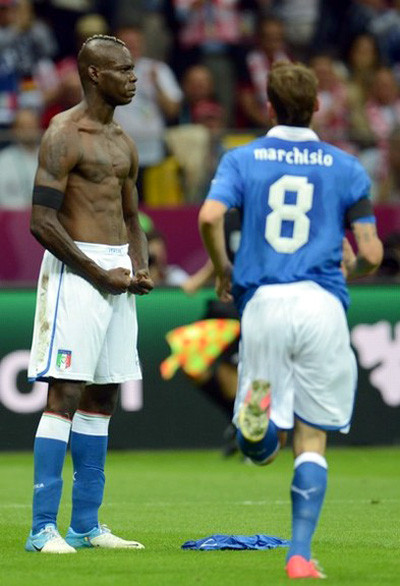 Balotelli đã trở thành người hùng của Italia. Balotelli đã trở thành người hùng của Italia.