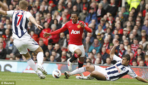 Patrice Evra như thường lệ vẫn tham gia tích cực vào các pha đánh biên.