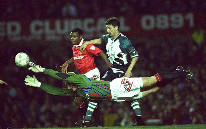 Thủ thành huyền thoại Peter Schmeichel (Manchester United) bay người cứu thua trong trận đại chiến với Liverpool ngày 30/3/1994. Thủ thành huyền thoại Peter Schmeichel (Manchester United) bay người cứu thua trong trận đại chiến với Liverpool ngày 30/3/1994.