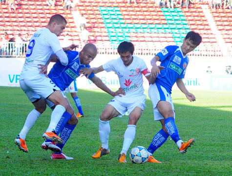 Phong độ thi đấu của HA.GL (áo trắng) chưa xứng với kỳ vọng. Phong độ thi đấu của HA.GL (áo trắng) chưa xứng với kỳ vọng.