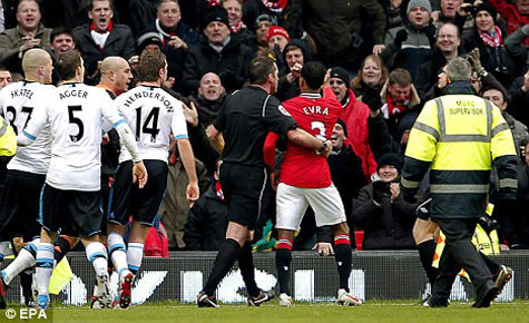 Evra cũng là nguyên nhân dẫn tới va chạm giữa cầu thủ hai đội. Evra cũng là nguyên nhân dẫn tới va chạm giữa cầu thủ hai đội.