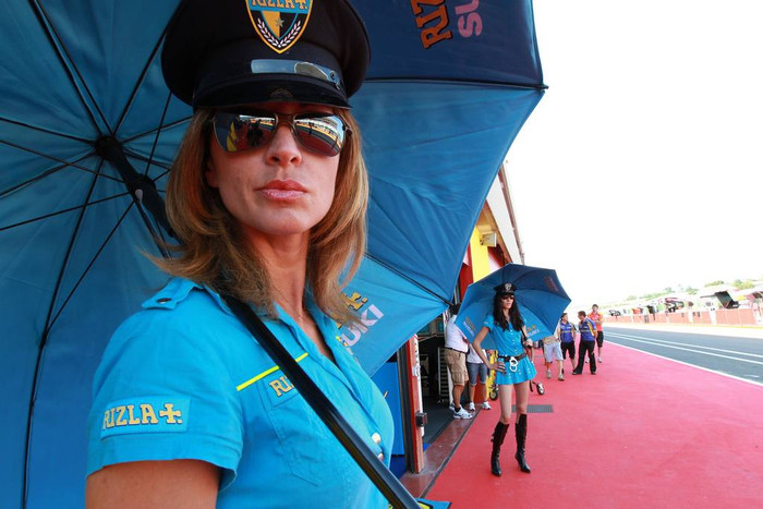 Những hoạt náo viên tóc vàng, váy xanh thiêu đốt đường đua MotoGP. (Xem phần 1) Những hoạt náo viên tóc vàng, váy xanh thiêu đốt đường đua MotoGP. (Xem phần 1)