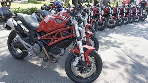 Monster 795 kết hợp kiểu dáng của Monster 696 và động cơ mạnh mẽ của Monster 796. Monster 795 kết hợp kiểu dáng của Monster 696 và động cơ mạnh mẽ của Monster 796.