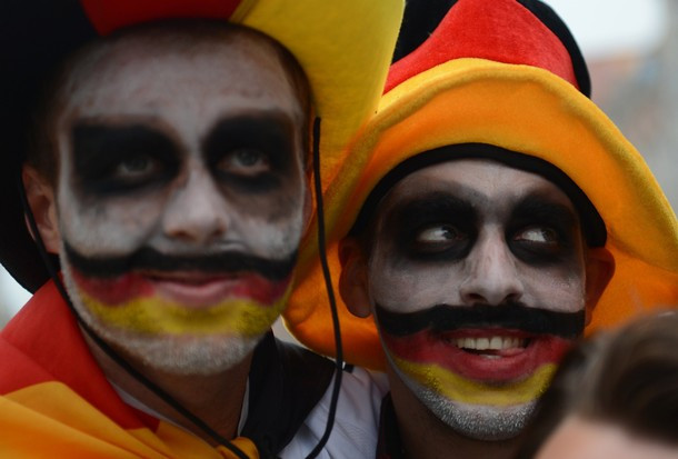 Sắc màu CĐV Đức, Hy Lạp.