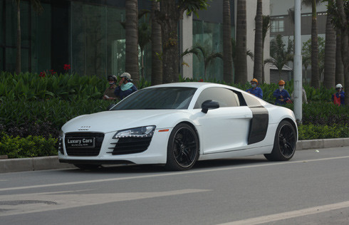 Audi R8 biển tứ quý chinh phục đường phố Hà Nội ảnh 5 Động cơ 4,2 lít V8 cho công suất cực đại 420 mã lực ở vòng tua khá cao, 7.200 vòng/phút, mô-men xoắn cực đại 430 Nm ở khoảng 4.500-6.000 vòng/phút.