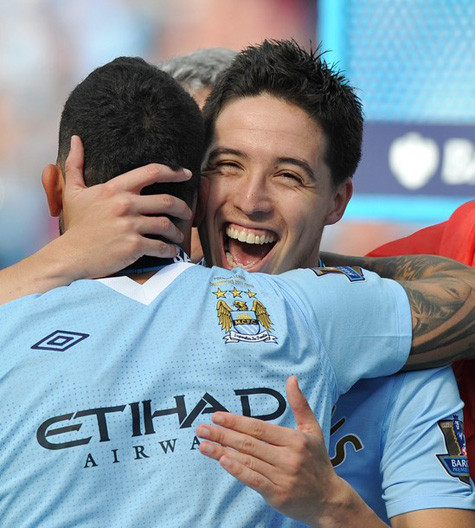 Samir Nasri ăn mừng danh hiệu vô địch với Man City. Samir Nasri ăn mừng danh hiệu vô địch với Man City.
