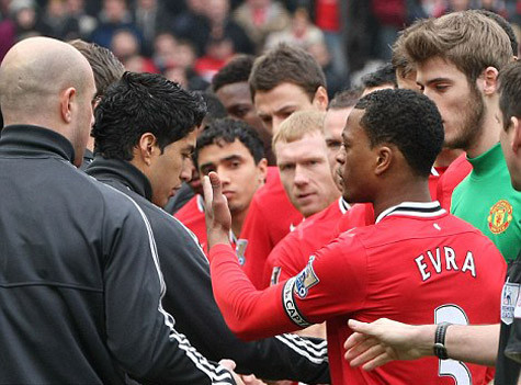 Suarez xin lỗi Evra vì phản ứng đáng xấu hổ này.