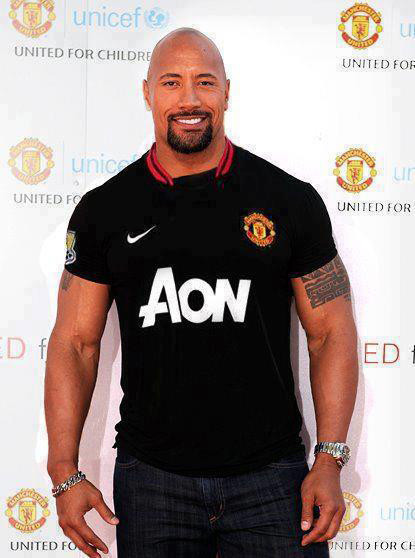 Rocker nổi tiếng Dwayne Douglas Johnson cũng ủng hộ Man United hết mình. Rocker nổi tiếng Dwayne Douglas Johnson cũng ủng hộ Man United hết mình.