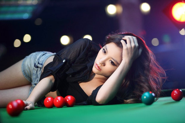 Ngắm người đẹp nóng bỏng bên bàn bi-a ảnh 4