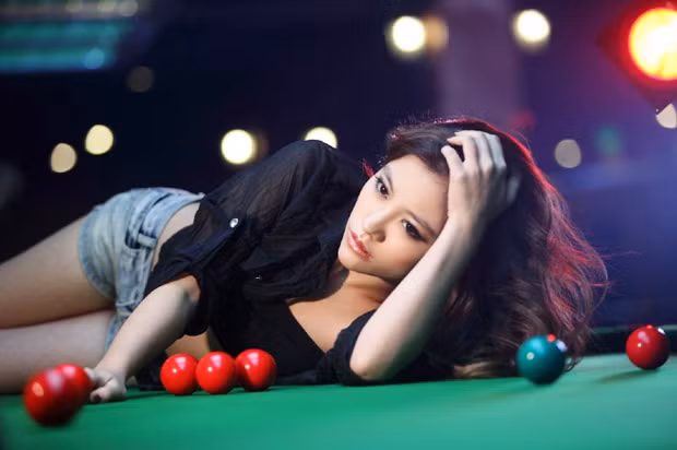 Ngắm người đẹp nóng bỏng bên bàn bi-a ảnh 4