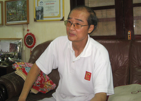 BLV Huy Hùng tiếp chuyện phóng viên Báo Giáo Dục Việt Nam.