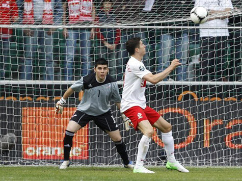 Robert Lewandowski chuẩn bị tung cú volley đẹp mắt.