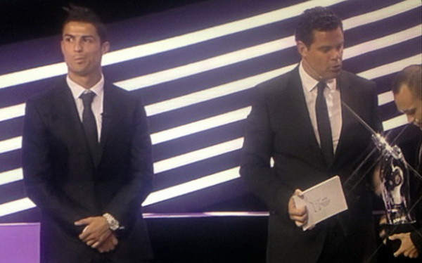 Ronaldo tỏ thái độ không thích khi danh hiệu thuộc về Iniesta. Ronaldo tỏ thái độ không thích khi danh hiệu thuộc về Iniesta.