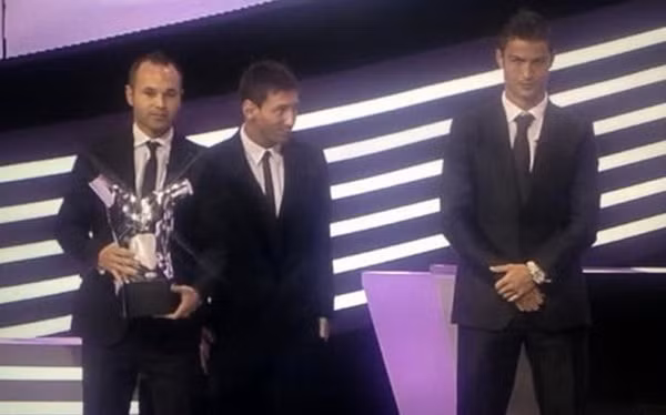 Messi cười tủm tỉm khi thấy bộ mặt khó ưa của Ronaldo.