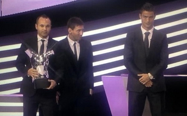 Messi cười tủm tỉm khi thấy bộ mặt khó ưa của Ronaldo. Messi cười tủm tỉm khi thấy bộ mặt khó ưa của Ronaldo.