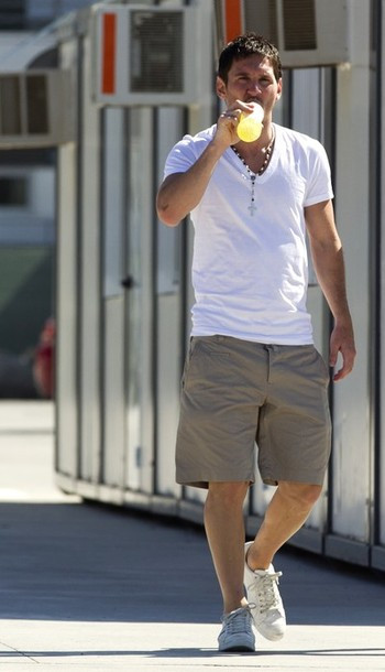 Trong khi đó, Lionel Messi “xịn” vẫn đang miệt mài tập luyện tại trung tâm huấn luyện Joan Gamper của Barca ở San Joan Despi, Tây Ban Nha. Trong khi đó, Lionel Messi “xịn” vẫn đang miệt mài tập luyện tại trung tâm huấn luyện Joan Gamper của Barca ở San Joan Despi, Tây Ban Nha.